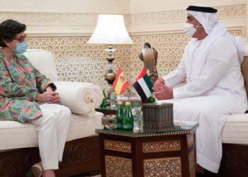 El viceprimer ministro y ministro del Interior emiratí, el jeque Saif bin Zayed, con la ministra de Asuntos Exteriores, Arancha González Laya.