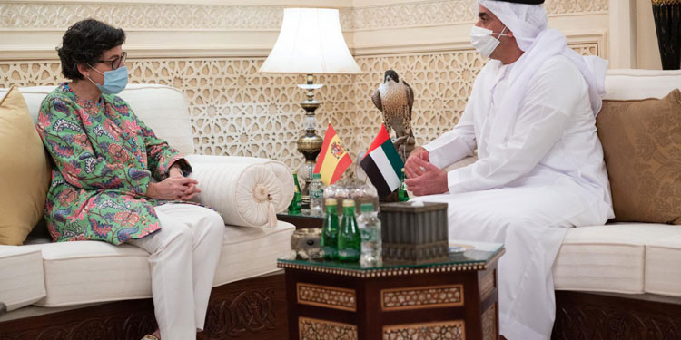 El viceprimer ministro y ministro del Interior emiratí, el jeque Saif bin Zayed, con la ministra de Asuntos Exteriores, Arancha González Laya.