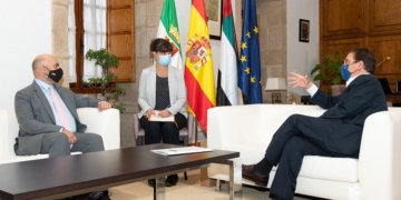 El embajador de Emiratos anima a las empresas de Extremadura a invertir en su país