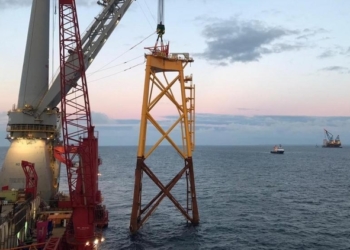 Iberdrola se alía con AXA para aspirar a un ‘megaproyecto’ de eólica marina en Francia