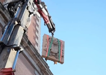 Retirados los escudos franquistas en el Palacio de Santa Cruz