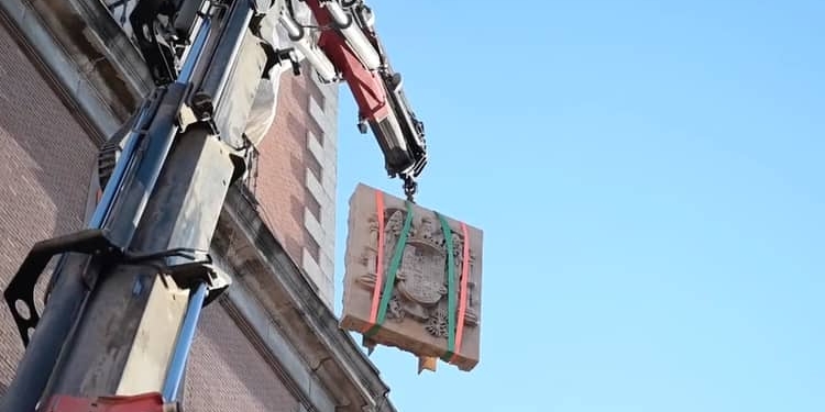 Retirados los escudos franquistas en el Palacio de Santa Cruz
