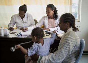 Médicos españoles comparten con África su experiencia contra el COVID-19