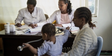 Médicos españoles comparten con África su experiencia contra el COVID-19