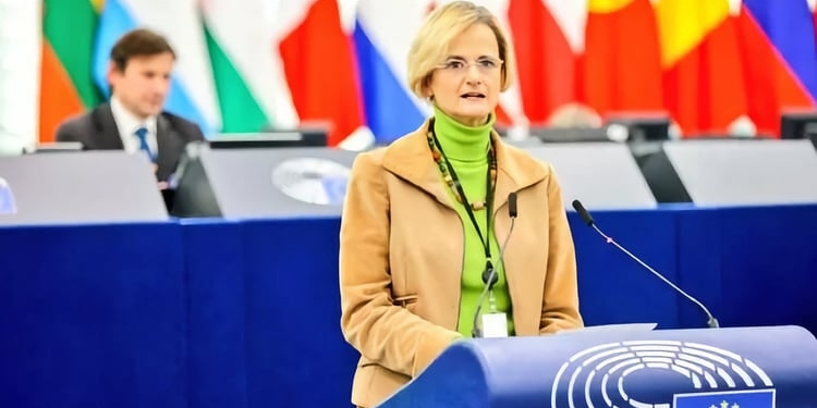 La ex embajadora húgara Enikó Gyóri critica a Sánchez por sus «ataques a la justicia»