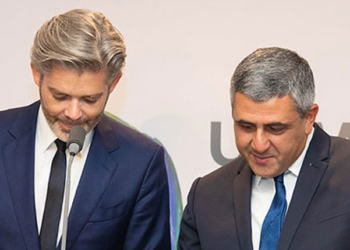 Zurab Pololikashvili, secretario general de la OMT, y Michael Peters, CEO de Euronews, durante la firma del acuerdo