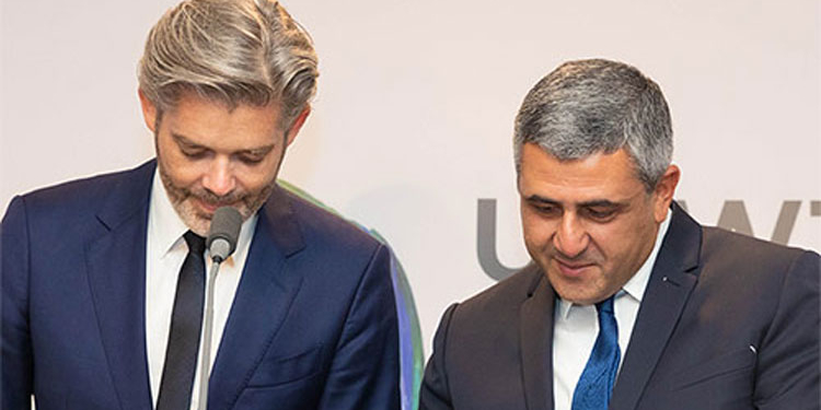 Zurab Pololikashvili, secretario general de la OMT, y Michael Peters, CEO de Euronews, durante la firma del acuerdo