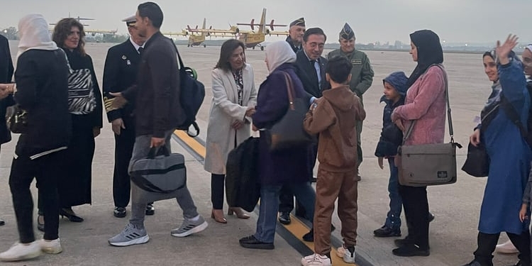 Albares y Robles reciben en Torrejón a 139 hispano-palestinos evacuados de Gaza