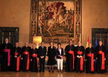 Lluvia de críticas en las redes sociales a Isabel Celáa por su vestimenta