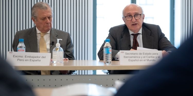 Fernández Trigo asegura al embajador Maúrtua que España confía en la estabilidad de Perú