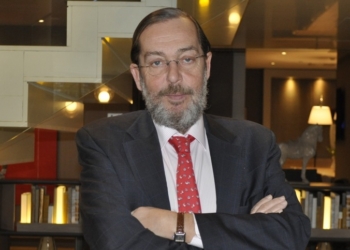 Albares prorroga la estancia del embajador español en Argelia