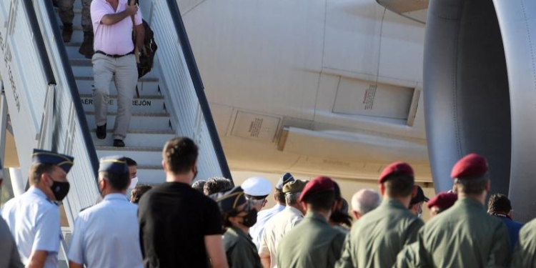 El embajador Gabriel Ferrán desciende del avión a la llegada a Torrejón