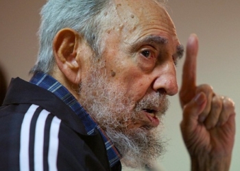 La muerte de Fidel Castro enfrenta a detractores y partidarios frente a la Embajada