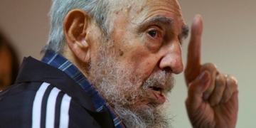 La muerte de Fidel Castro enfrenta a detractores y partidarios frente a la Embajada