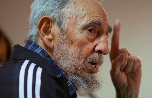 La muerte de Fidel Castro enfrenta a detractores y partidarios frente a la Embajada