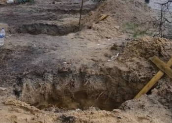 España condena la «masacre» descubierta en la fosa común de Izium (Ucrania)