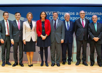 La ministra de Industria, Reyes Maroto, y el presidente del Club de Exportadores, Antonio Bonet, con los premiados./ Foto: Club de Exportadores