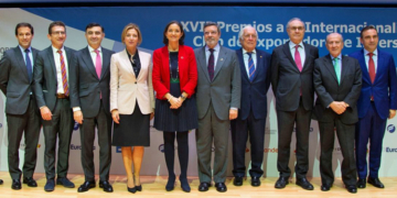 La ministra de Industria, Reyes Maroto, y el presidente del Club de Exportadores, Antonio Bonet, con los premiados./ Foto: Club de Exportadores