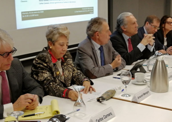 De izquierda a derecha: Carlos Carnero, Araceli Mangas, Rafael Estrella, Diego López Garrido, Luis Ayllón, Belén Barreiro y María Solanas.