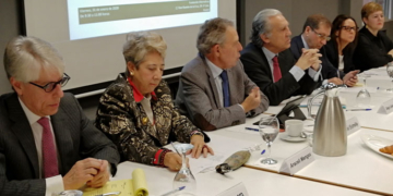 De izquierda a derecha: Carlos Carnero, Araceli Mangas, Rafael Estrella, Diego López Garrido, Luis Ayllón, Belén Barreiro y María Solanas.