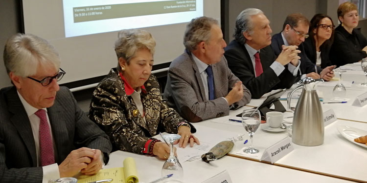 De izquierda a derecha: Carlos Carnero, Araceli Mangas, Rafael Estrella, Diego López Garrido, Luis Ayllón, Belén Barreiro y María Solanas.