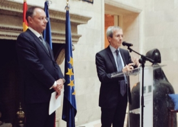 El embajador de Francia entrega la Legión de Honor al director del BOE