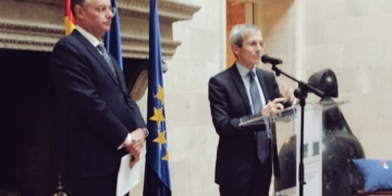 El embajador de Francia entrega la Legión de Honor al director del BOE
