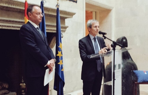 El embajador de Francia entrega la Legión de Honor al director del BOE