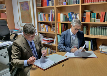 José Antonio Sanahuja and Ramón Jáuregui, during the signing of the agreement.