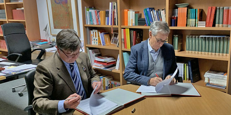 José Antonio Sanahuja and Ramón Jáuregui, during the signing of the agreement.