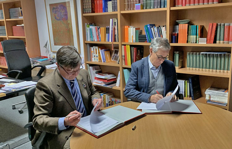 José Antonio Sanahuja and Ramón Jáuregui, during the signing of the agreement.