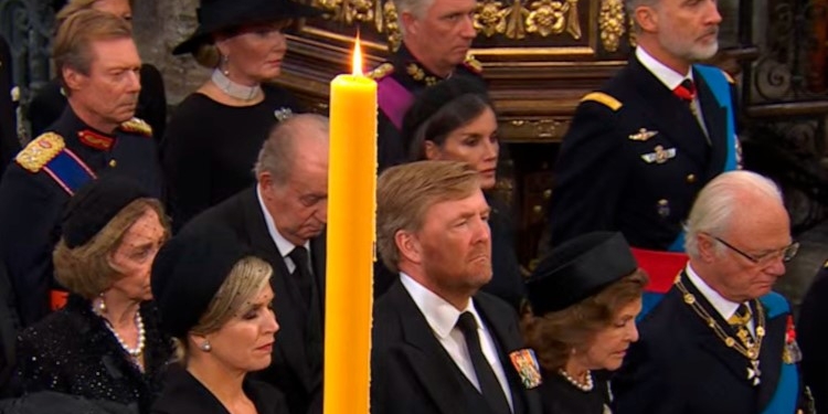 Felipe VI y el rey emérito comparten asiento durante el funeral por Isabel II