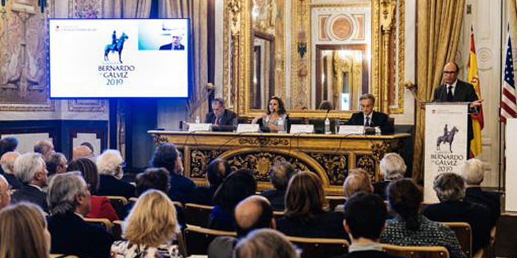 Payne siguió la ceremonia por videoconferencia desde Wisconsin.