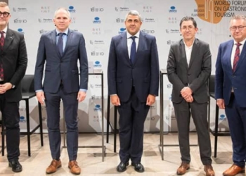 El secretario general de la OMT con algunos de los participantes en el foro./ Foto: OMT