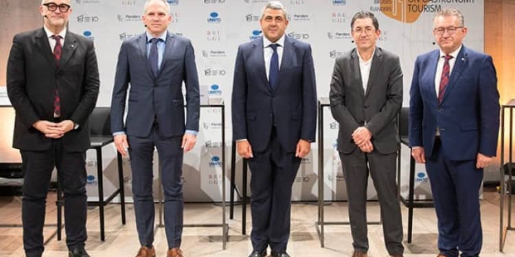 El secretario general de la OMT con algunos de los participantes en el foro./ Foto: OMT