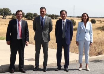 Acciona y el gigante chino Envision levantarán una gigafactoría de baterías de litio en Extremadura