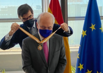 González-Barba condecora al director de la Comisión Europea en España