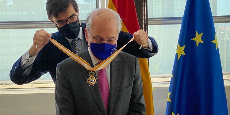 González-Barba condecora al director de la Comisión Europea en España