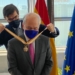 González-Barba condecora al director de la Comisión Europea en España