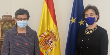 La directora de la Comisión Europea en España visita a la ministra de Exteriores