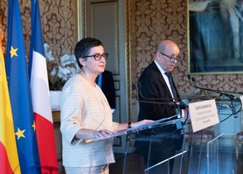 Le Drian llega a Madrid mientras Francia recomienda evitar los viajes a España