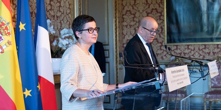 Le Drian llega a Madrid mientras Francia recomienda evitar los viajes a España