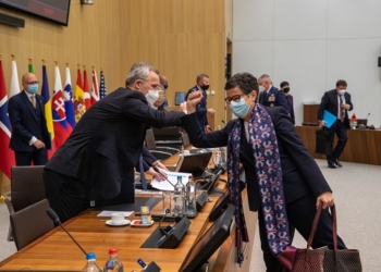 La ministerial de la OTAN defiende la doble estrategia de disuasión y diálogo con Rusia