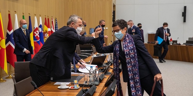 La ministerial de la OTAN defiende la doble estrategia de disuasión y diálogo con Rusia