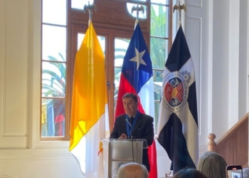 García Montero aborda posibles acuerdos de cooperación con el ministro chileno de Cultura