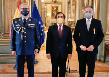 González de Linares (a la derecha), junto al embajador, (José Manuel Albares y el coronel Ramos.