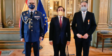 González de Linares (a la derecha), junto al embajador, (José Manuel Albares y el coronel Ramos.