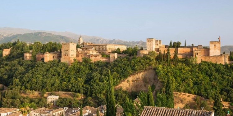 Granada acoge desde hoy la reunión anual de directores del Cervantes, inaugurada por la Reina
