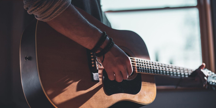 TOP 5 grandes canciones para tocar si eres un guitarrista principiante