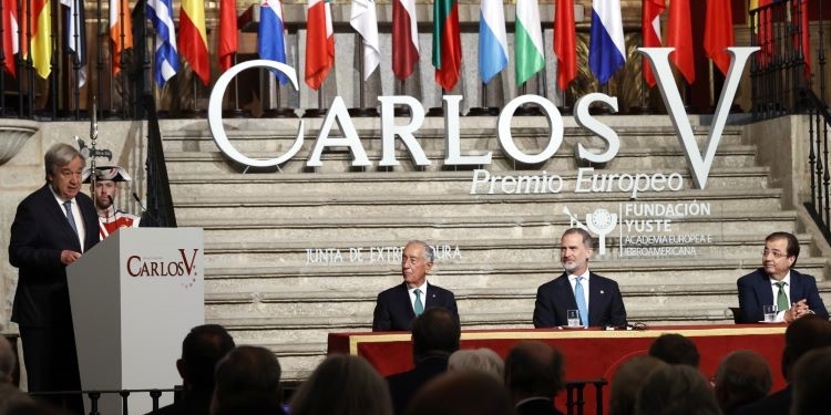 Guterres, tras recibir el Premio Carlos V: “La paz necesita arsenales diplomáticos, no balas”